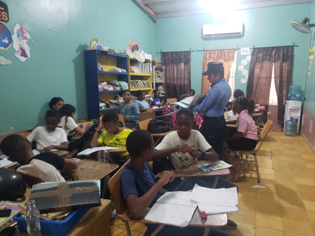 Policía de Roatán imparte instrucción a estudiantes sobre maras y pandillas
